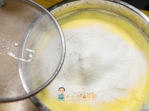 筛入120g低筋面粉