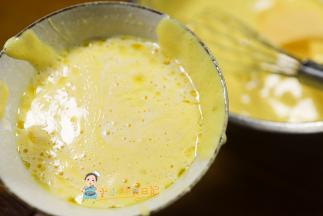 蜂蜜8g 黄油30g 牛奶56g融化的碗加入两勺全蛋糊糊搅拌一下