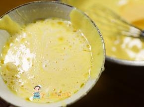 蜂蜜8g 黄油30g 牛奶56g融化的碗加入两勺全蛋糊糊搅拌一下