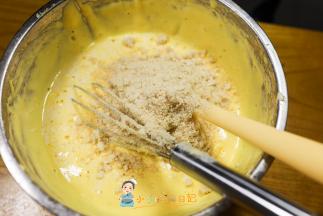 然后全部倒入盆里面再加入肉松，肉松可加可不加，翻拌均匀