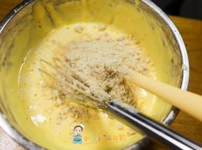 然后全部倒入盆里面再加入肉松，肉松可加可不加，翻拌均匀