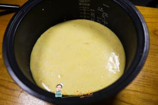 电饭锅提前预热跟烤箱一样，预热就是按到保温状态等着，锅底下放一张油纸，做好以后马上倒入蛋糕糊