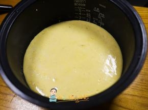 电饭锅提前预热跟烤箱一样，预热就是按到保温状态等着，锅底下放一张油纸，做好以后马上倒入蛋糕糊