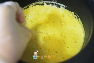 按煮饭键，大概45分钟左右就好了，用牙签插一下没有湿哒哒的蛋糕糊就是凝固成功了