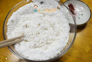 准备150g糯米粉 加入煮开的水一边搅拌一边倒