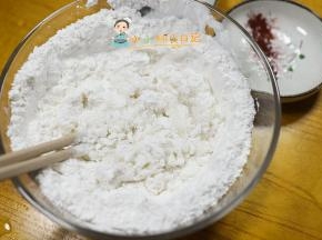 准备150g糯米粉 加入煮开的水一边搅拌一边倒
