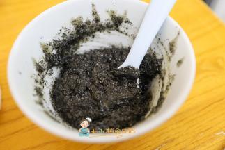 黄油猪油融化后加入芝麻粉、糖粉搅拌均匀冷藏一下