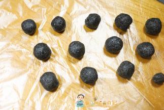 把芝麻馅分成15g一个