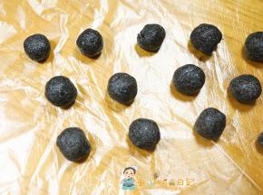 把芝麻馅分成15g一个