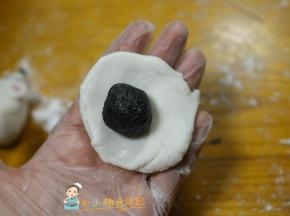 取30g糯米团包入芝麻馅滚圆