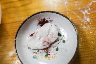 取一小团白色的放入红曲粉做成粉红色，一个用竹炭粉做黑色的