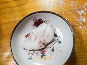 取一小团白色的放入红曲粉做成粉红色，一个用竹炭粉做黑色的