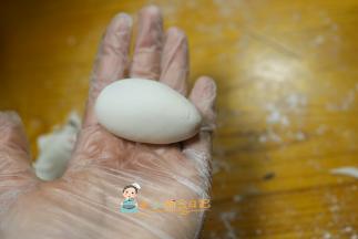 把汤圆搓成尖尖的面团，这个就是老鼠身体