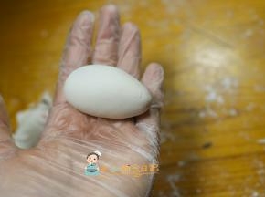 把汤圆搓成尖尖的面团，这个就是老鼠身体
