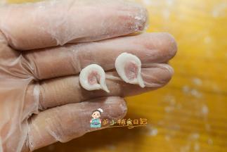 一边对捏好就是耳朵了