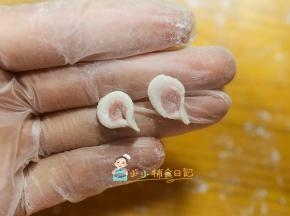 一边对捏好就是耳朵了