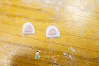 粉红色也一样做小一点切开放在白色的上面