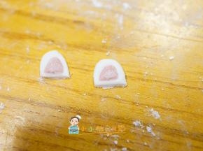 粉红色也一样做小一点切开放在白色的上面