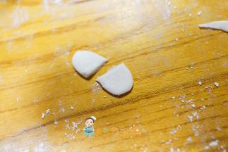 取一点点糯米团做成椭圆形用牙签切开