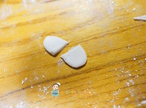 取一点点糯米团做成椭圆形用牙签切开