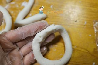 把一头包在里面就是一个0，2更简单搓成长条弯一下就行了