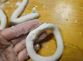 把一头包在里面就是一个0，2更简单搓成长条弯一下就行了