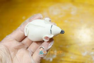 汤圆蘸一点点水蘸上耳朵，眼睛是一条细线，鼻子就是黑色的小点点沾上，尾巴是一个细细的粘住就行了