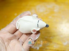 汤圆蘸一点点水蘸上耳朵，眼睛是一条细线，鼻子就是黑色的小点点沾上，尾巴是一个细细的粘住就行了