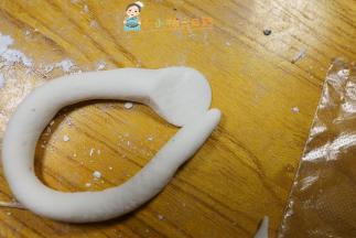 现在做数字，取40g左右的面团搓成长条一边压一下