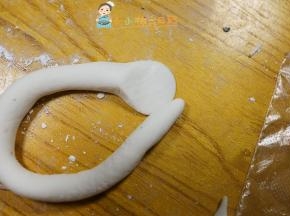 现在做数字，取40g左右的面团搓成长条一边压一下