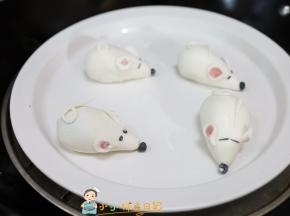 盘子里抹一层油 或者下面放一张油纸不然容易黏连 蒸15分钟即可