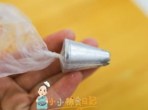 裱花袋剪一个口把裱花嘴装进去，前面扭一扭