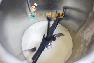 把奶油跟糖全部放入容器内