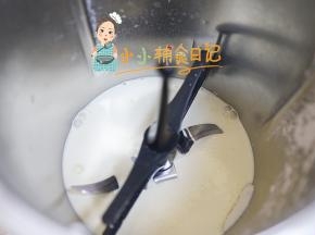 把奶油跟糖全部放入容器内