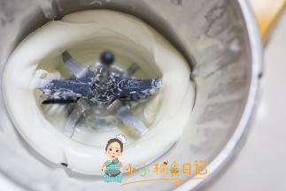 打蛋器打发至凝固状，继续打发一会你会感觉奶油有点变硬了不是软软的就是可以了，千万不要打发过头，因为裱花需要奶油要稍微硬一点纹路才漂亮