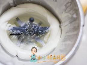 打蛋器打发至凝固状，继续打发一会你会感觉奶油有点变硬了不是软软的就是可以了，千万不要打发过头，因为裱花需要奶油要稍微硬一点纹路才漂亮