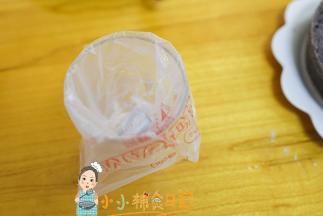 把裱花袋放入一个杯子里这样比较容易装，这个方法同样适用于做饼干等