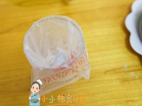 把裱花袋放入一个杯子里这样比较容易装，这个方法同样适用于做饼干等