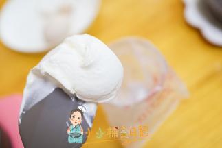 把奶油装入裱花袋，看一下这个状态是刚刚好的，奶油有硬度不会挖起来往下滑 是固体的状态