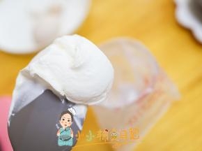 把奶油装入裱花袋，看一下这个状态是刚刚好的，奶油有硬度不会挖起来往下滑 是固体的状态