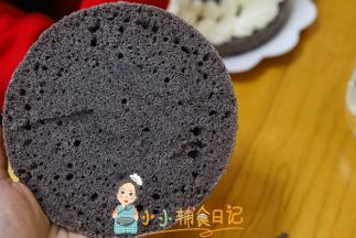 我把黑米糕对半切开一分为二
