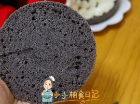 我把黑米糕对半切开一分为二
