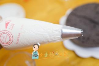 把奶油往前挤一下，排出空气