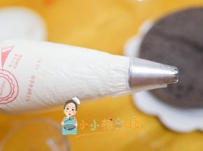 把奶油往前挤一下，排出空气