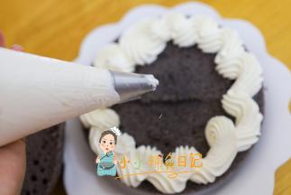 把一层黑米糕最外层用波浪的方式划一圈，中间随意的挤上奶油即可