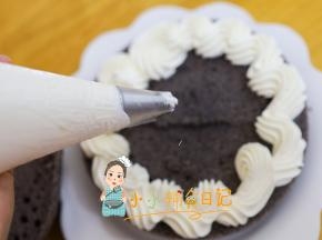 把一层黑米糕最外层用波浪的方式划一圈，中间随意的挤上奶油即可