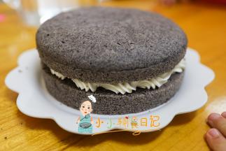 把上面的黑米糕盖上去