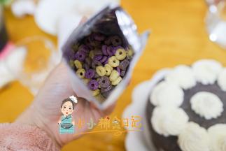 把谷物圈撒在蛋糕表面，你觉得怎么好看就怎么撒