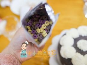 把谷物圈撒在蛋糕表面，你觉得怎么好看就怎么撒