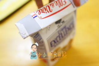 如果里面奶油用了一半的话你还可以继续往下折，这样可以让里面形成一个相对真空的状态，真空才更容易保存